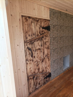 Продаем дверь с коробкой (хвоя) 800х1800х150 "крестьянская" под старину (сорт ав) в Октябрьском по доступным ценам.